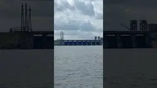 Стоим на плотине на ГЭС