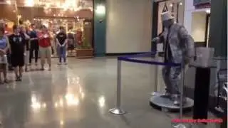 Dance battle: A human statue and a young dancer / Batalla de baile: la estatua humana y el bailarín