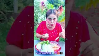 ក្មេងតូចពិសាពងទាកូន - Babi eating eggs