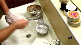 Чашка для взбивания пены и помазок. Приготовление пены для бритья