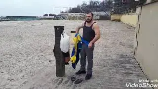 Зимнее купание в море  в одессе)