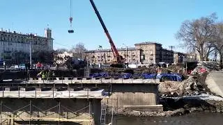 Корытом подают бетон при строительстве моста в Новокузнецке.