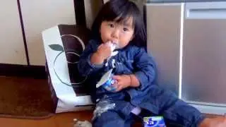 【赤ちゃん☆こなつ】　おもしろ動画　ヨーグルトのプーさん食べ　 A baby eats yogurt like Pooh of the bear