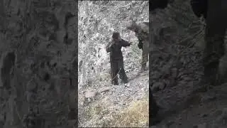 Türk askeri çatışma sonrası teröristi sağ ele geçiriyor - Jöh Pöh Komando vurulma anı