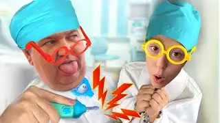 Мария шутит и играет с папой