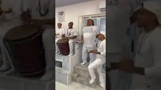 Mestre pantovila e varios alabes rezando a orixa