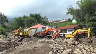 Excavator Hitachi Grapple di Lokasi Bencana Paling Parah