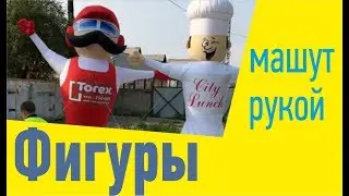 Повар машет рукой и зазывает посетителей в кафе.