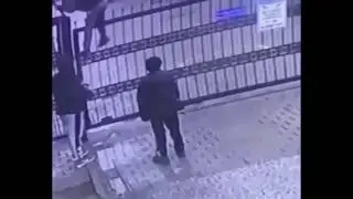 İÇLİK GİYEN ÖĞRENCİNİN PANTOLONU OTOMATİK KAPIYA TAKILDI :)