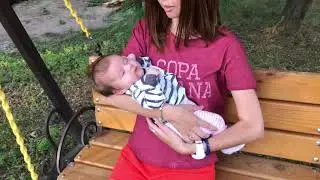 Nika с мамой на качелях