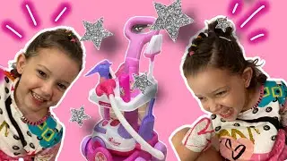 Júlia ayuda a mamá a limpiar la casa | Videos Para Niños divertidos. Pretend play with cleaning toys