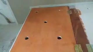 cama de alvenaria, com dobradiças.