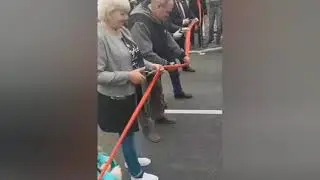 В городе Шахты, в переулке, открыли кусок асфальтированной дороги, с песнями и танцами