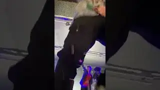 Фанатка завязывает шнурки Scally milano на концерте