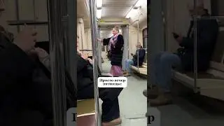 Что там у нее в наушниках звучит, что не могла устоять! 😂