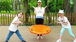 Малыши учат правила поведения на детской площадке