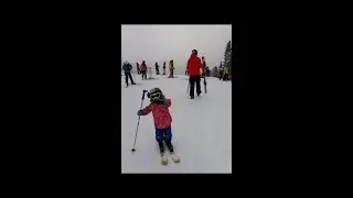Храбрая девочка покоряет горы.