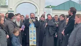 Киево-Печерская Лавра , Бесы Майданутые танцуют во время молитвы .