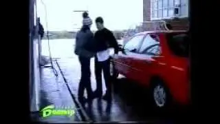 Сексуальная заправщица заправляет на раз. Прикол на заправке