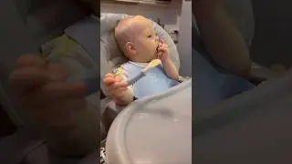 Важный Владик кушает не спеша