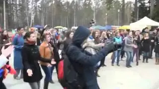 Русские танцуют кыргызкий танец в Новосибирске