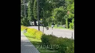Школьник на самокате на проезжей части. Гурьевск. 14.07.22