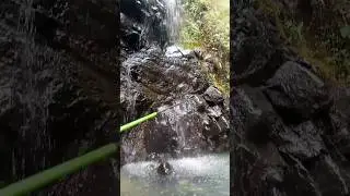 Mancing ikan di kali bawah air terjun 