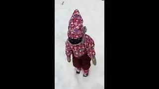 Александра пытается сделать ангела в снегу