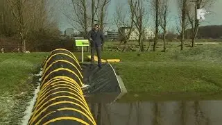 Draagbare waterkering houdt water tegen met water