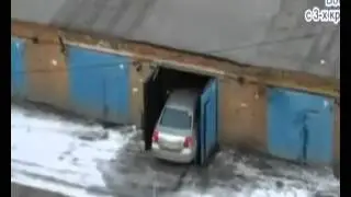 женщина за рулём это ЖЕНЩИНА the woman behind the wheel IS a WOMAN