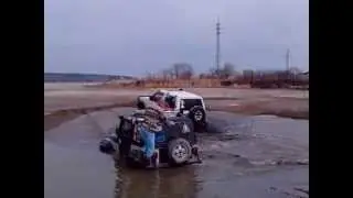 Jeep Wrangler, Mitsubishi Pajero в канаве of road 4x4