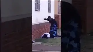 A female guard being assaulted by a woman in Nyayo Estate, Nairobi