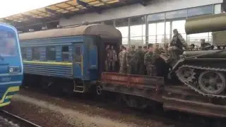Солдаты и техника ВСУ едет в АТО