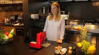 Franziska Graef stellt den Allesschneider SKS 100 vor