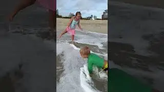 Счастливая короткометражка! Милые дети плещутся в волнах #kids #funnybaby #swimming #funnyclips