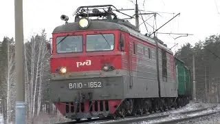 ВЛ10-1652 с грузовым поездом