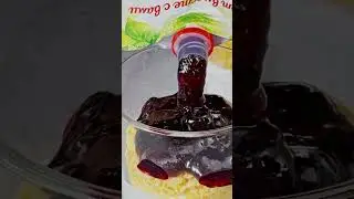 Сливочный десерт с черничным джемом