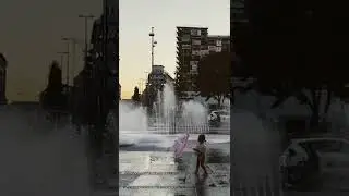 Kleines Kind tanzt im Brunnen  🥰 - Little child dancing in fountain #shorts