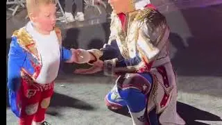 Cody Rhodes vs A Little Fan At WWE Live Event 😅🥰