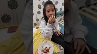 Anak ini pengen beli sesuatu, terus kepoin sang mama dengan urusan papa nya.