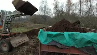 Самодельный погрузчик грузит грунт .