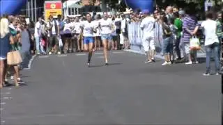 COSMOPOLITAN. Авария на трассе. Упала встала побежала! Красава! ) Забег на каблуках.