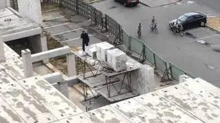 Разбирают здание