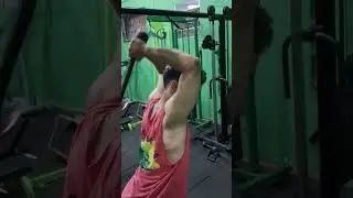 Extensão de tríceps no cabo sob a cabeça com corda (sentado ou em pé)