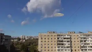 Человек в городе увидел в небе НЛО