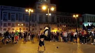 Football freestyle in Madrid, Puerta del Sol - футбольные финты в центре Мадрида, юные таланты