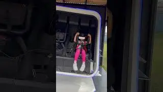 Это я в funny парке на американских Горках в очках виртуальной реальности
