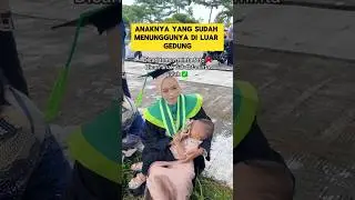 ketika seorang mahasiswi selesai wisuda langsung menyusui anaknya ‼️‼️ 