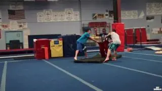Un double backflip pour enfiler son pantalon