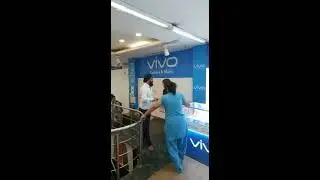 Girls Fighting with Gionee Promoter in Mobile Shop in Delhi